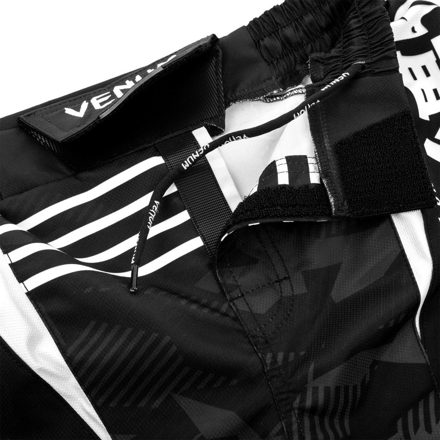 venum okinawa 2.0 fightshorts - Černobílé